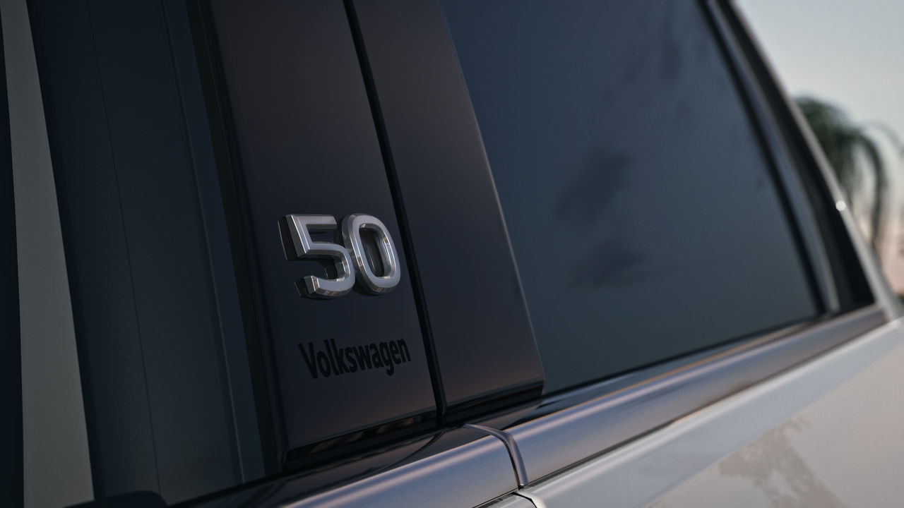 Detalle del logo de un Volkswagen Golf 50 aniversario en la ventana