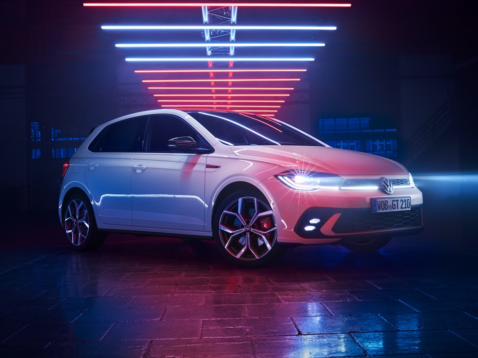 Un Volkswagen Polo GTI estacionado con luces